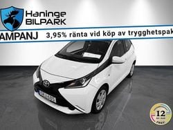 Vit Begagnad 2015 Toyota Aygo X-play Halvkombi | 94 995 kr (Marknadspris)