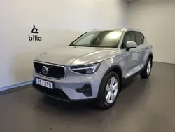 Grå Begagnad 2023 Volvo XC40 Core SUV | 339 500 kr (Marknadspris)