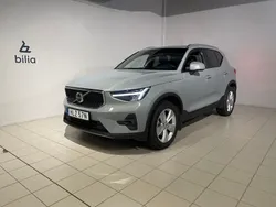Grå Begagnad 2023 Volvo XC40 Core SUV | 369 900 kr (Marknadspris)