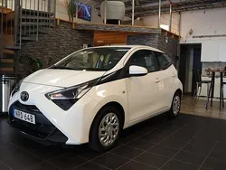 Vit Begagnad 2020 Toyota Aygo X-play Halvkombi | 129 900 kr (Marknadspris)