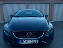Blå Begagnad 2013 Volvo V40 Momentum Kombi | 79 000 kr (Marknadspris)