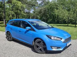 Blå Begagnad 2016 Ford Focus Titanium Kombi | 99 900 kr (Marknadspris)
