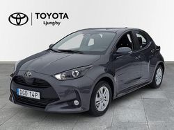 Grå Ny 2025 Toyota Yaris Hybrid Active Halvkombi | 249 000 kr (Marknadspris)
