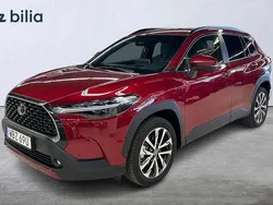 Röd Ny 2025 Toyota Corolla Cross Style SUV | 429 900 kr (Marknadspris)