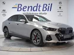 Svart (safirsvart metallic) Ny 2024 BMW i5 M Sport Sedan | 839 500 kr (Marknadspris)