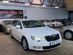 Vit Begagnad 2010 Skoda Superb Kombi | 79 900 kr (Marknadspris)