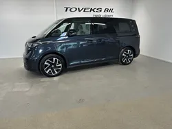 Mörkblå Begagnad 2023 VW ID. Buzz Pro Van | 599 000 kr (Marknadspris)