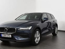Mörkblå Begagnad 2024 Volvo V60 CC Core Kombi | 415 800 kr (Marknadspris)