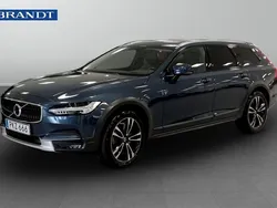 Mörkblå (blå) Begagnad 2018 Volvo V90 CC Pro Kombi | 359 900 kr (Marknadspris)