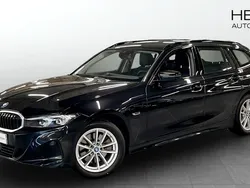 Svart (black) Begagnad 2022 BMW 330e Shadowline Kombi | 339 700 kr (Marknadspris)