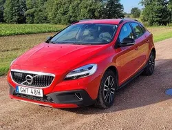 Röd Begagnad 2019 Volvo V40 CC Momentum Kombi | 198 000 kr (Marknadspris)