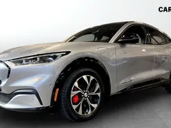 Grå Begagnad 2021 Ford Mustang Mach-E SUV | 339 900 kr (Marknadspris)