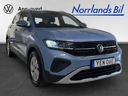 Ljusblå (clear blue metallic) Begagnad 2024 VW T-Cross Life SUV | 249 000 kr (Marknadspris)