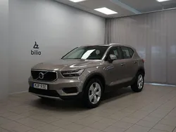 Grå Begagnad 2022 Volvo XC40 Momentum SUV | 339 900 kr (Marknadspris)