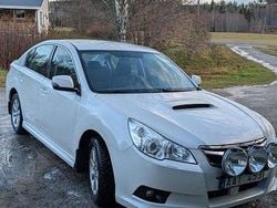 Vit Begagnad 2012 Subaru Legacy Sedan | 65 000 kr (Marknadspris)