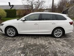 Vit Begagnad 2022 Skoda Octavia Business Line Kombi | 279 000 kr (Marknadspris)