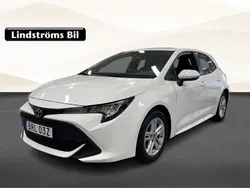 Vit Begagnad 2022 Toyota Corolla Hybrid Halvkombi | 239 000 kr (Marknadspris)