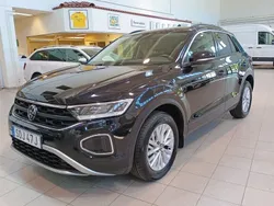 Svart (deep black pearl) Begagnad 2022 VW T-Roc Life SUV | 264 900 kr (Marknadspris)