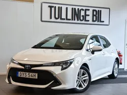 Vit Begagnad 2020 Toyota Corolla Hybrid Active Halvkombi | 189 900 kr (Marknadspris)