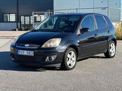 Svart Begagnad 2008 Ford Fiesta Halvkombi | 29 900 kr (Marknadspris)