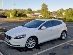 Vit Begagnad 2014 Volvo V40 Kombi | 155 000 kr (Marknadspris)