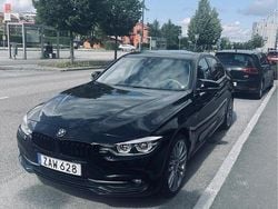 Svart Begagnad 2018 BMW 320 Sport Line Sedan | 210 000 kr (Marknadspris)