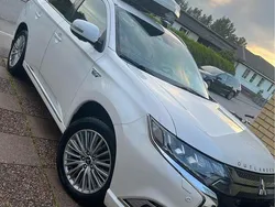 Vit Begagnad 2020 Mitsubishi Outlander P-HEV SUV | 220 000 kr (Marknadspris)