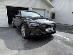 Svart Begagnad 2021 Audi e-tron SUV | 290 000 kr (Bra pris)