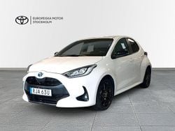 Vit Begagnad 2023 Toyota Yaris Hybrid Style Halvkombi | 249 900 kr (Marknadspris)