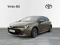 Silver Begagnad 2023 Toyota Corolla Hybrid Style Halvkombi | 299 000 kr (Marknadspris)
