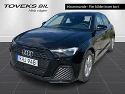 Svart (mytsvart metallic) Begagnad 2024 Audi A1 Sportback Proline Halvkombi | 249 900 kr (Marknadspris)