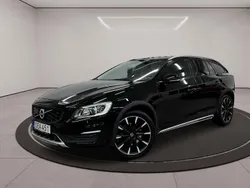 Svart (svart metallic) Begagnad 2017 Volvo V60 CC Momentum Kombi | 149 900 kr (Marknadspris)
