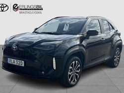 Svart Begagnad 2025 Toyota Yaris Hybrid Plus SUV | 329 000 kr