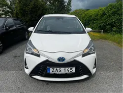 Vit Begagnad 2018 Toyota Yaris Hybrid Active Halvkombi | 89 000 kr (Marknadspris)