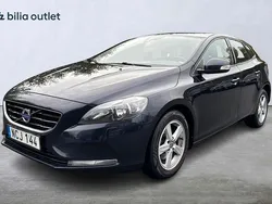 Mörkblå Begagnad 2016 Volvo V40 Kinetic Kombi | 129 900 kr (Marknadspris)