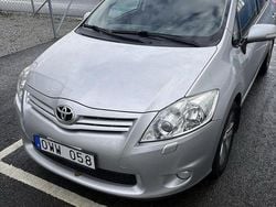 Silver Begagnad 2010 Toyota Auris Halvkombi | 56 000 kr (Bra pris)