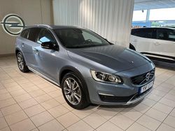 Ljusblå Begagnad 2017 Volvo V60 CC Standard Kombi | 199 000 kr (Lite dyr)