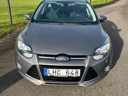 Brun Begagnad 2013 Ford Focus Titanium Halvkombi | 64 900 kr (Marknadspris)