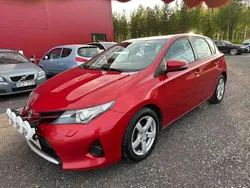 Mörkröd (röd) Begagnad 2013 Toyota Auris Life Halvkombi | 89 900 kr (Lite dyr)