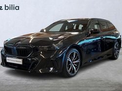 Svart Begagnad 2025 BMW 530e M Sport Kombi | 669 000 kr (Marknadspris)