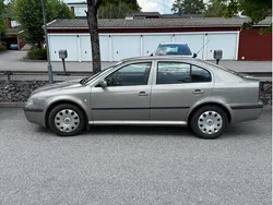 Brun Begagnad 2007 Skoda Octavia Tour Halvkombi | 15 500 kr (Marknadspris)
