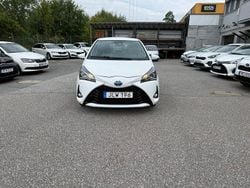 Vit Begagnad 2018 Toyota Yaris Hybrid Active Halvkombi | 123 900 kr (Marknadspris)