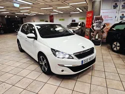 Vit Begagnad 2014 Peugeot 308 Active Halvkombi | 79 900 kr