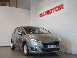 Ljusgrå Begagnad 2015 Peugeot 5008 Minibuss | 99 900 kr (Marknadspris)