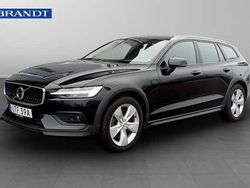 Svart Begagnad 2019 Volvo V60 CC SE Kombi | 299 900 kr (Marknadspris)