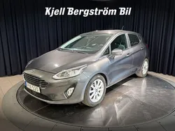 Grå Begagnad 2018 Ford Fiesta Titanium Halvkombi | 139 000 kr (Marknadspris)