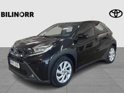 Svart Begagnad 2022 Toyota Aygo Comfort Halvkombi | 174 900 kr (Marknadspris)