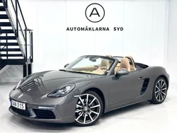 Mörkgrå (grå) Begagnad 2017 Porsche 718 Boxster Cab | 619 900 kr (Marknadspris)