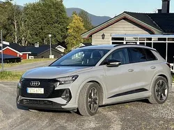 Grå Begagnad 2022 Audi Q4 e-tron Comfort SUV | 420 000 kr (Marknadspris)