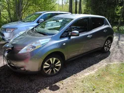 Grå Begagnad 2015 Nissan Leaf Tekna Halvkombi | 64 900 kr (Marknadspris)
